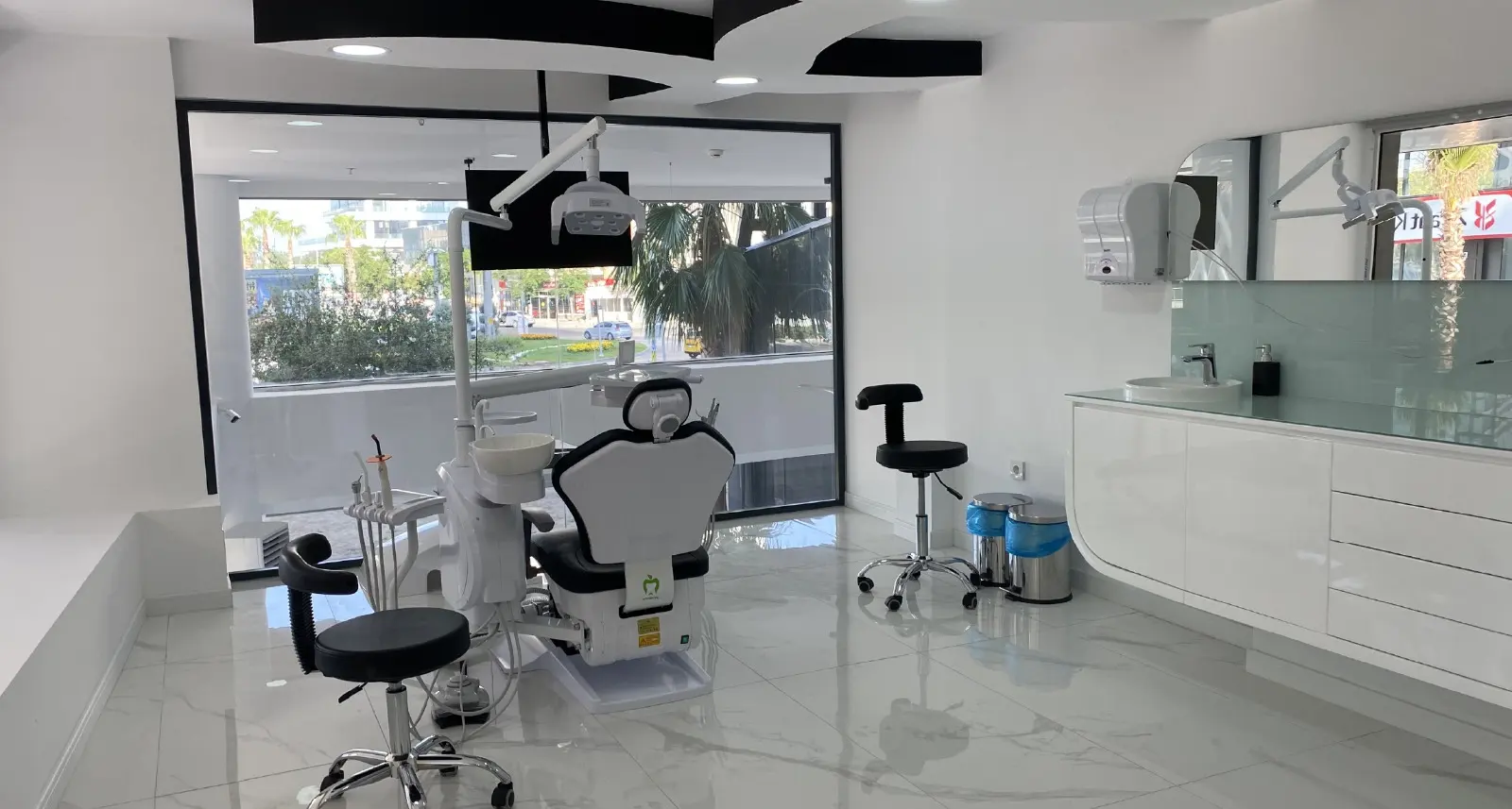 Clinic-provided photograph of Dent Glow