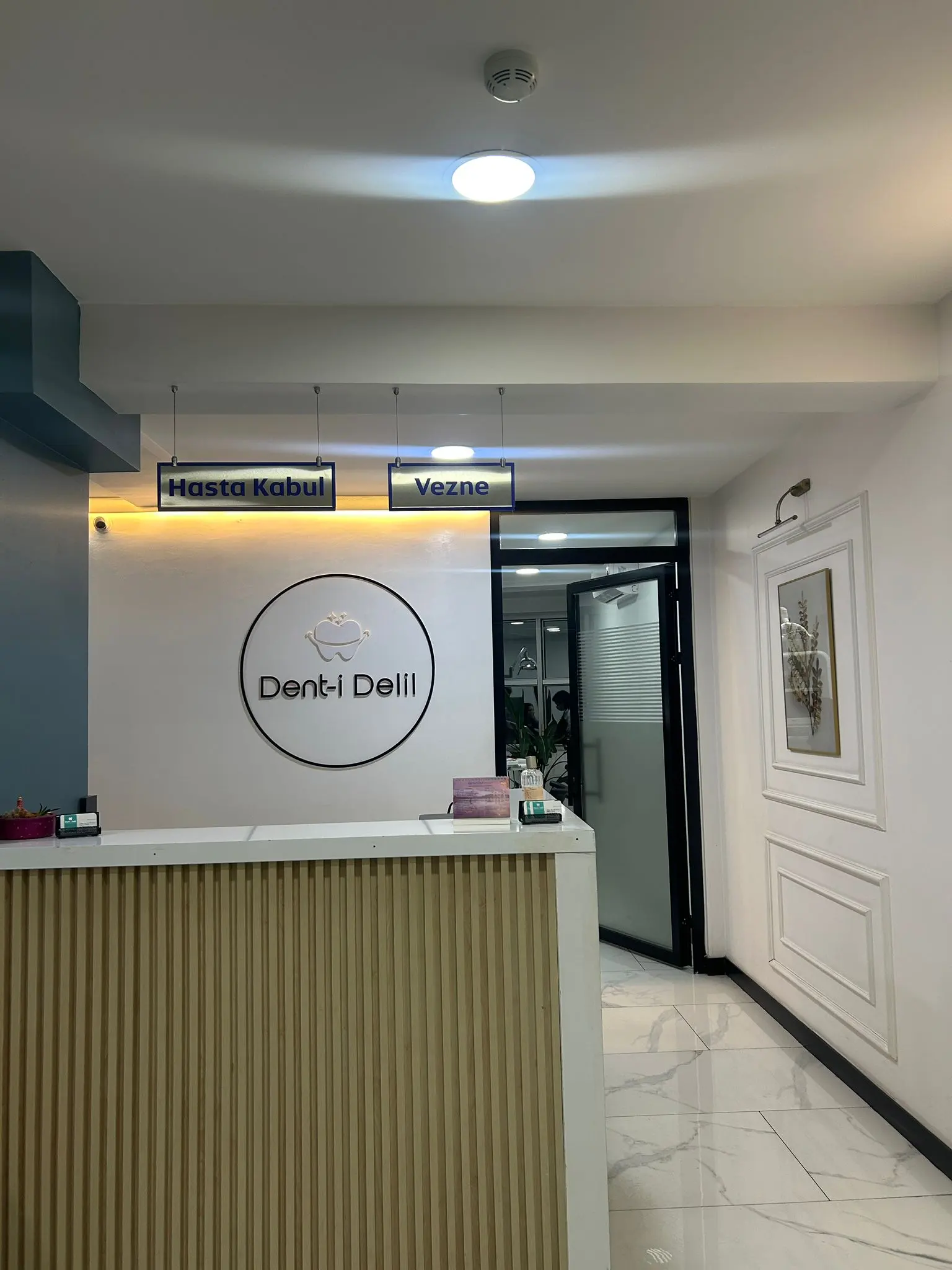 Clinic-provided photograph of Dent-İ Delil