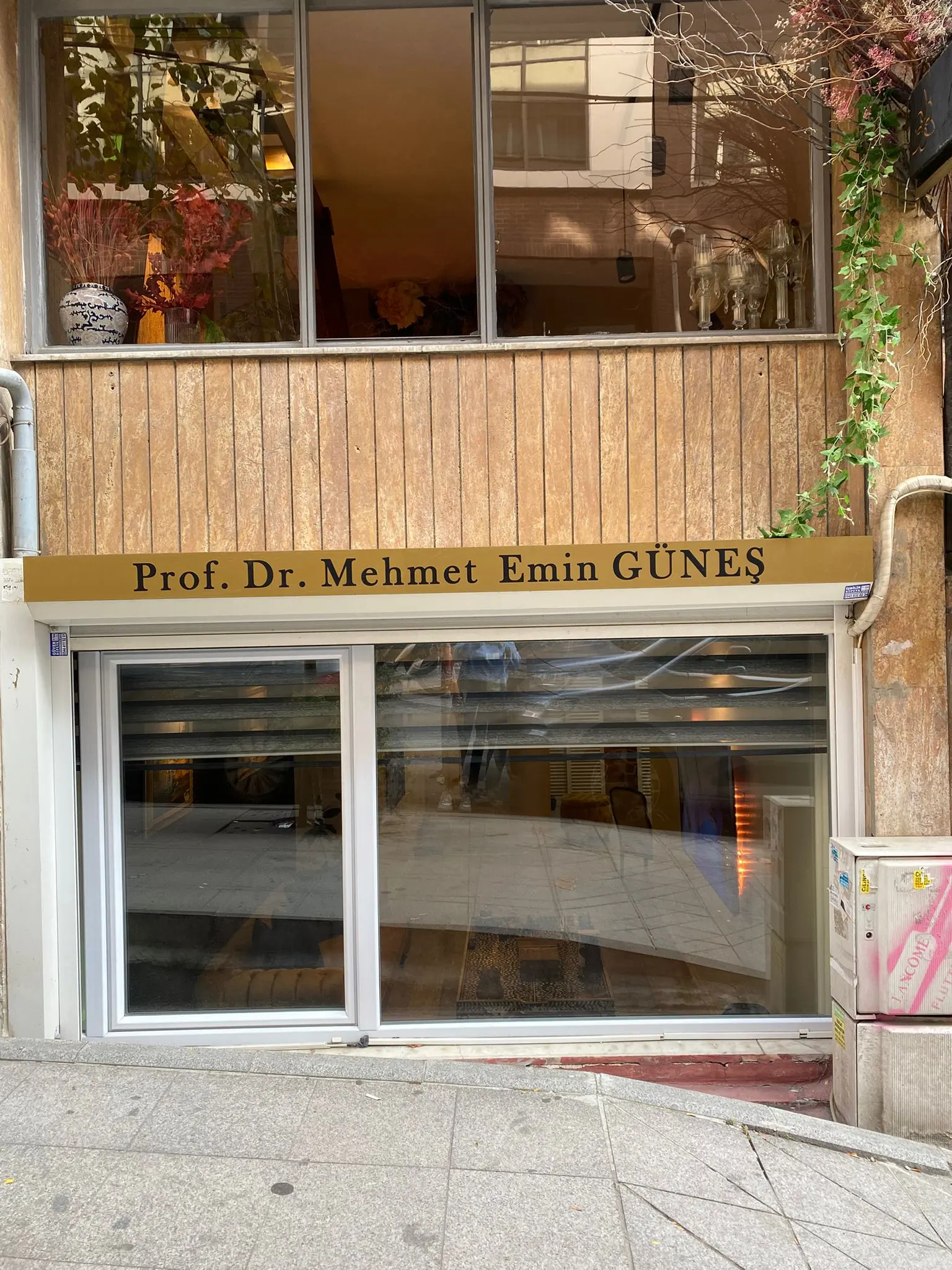 Clinic-provided photograph of Assoc. Prof. Dr Mehmet Emin Güneş