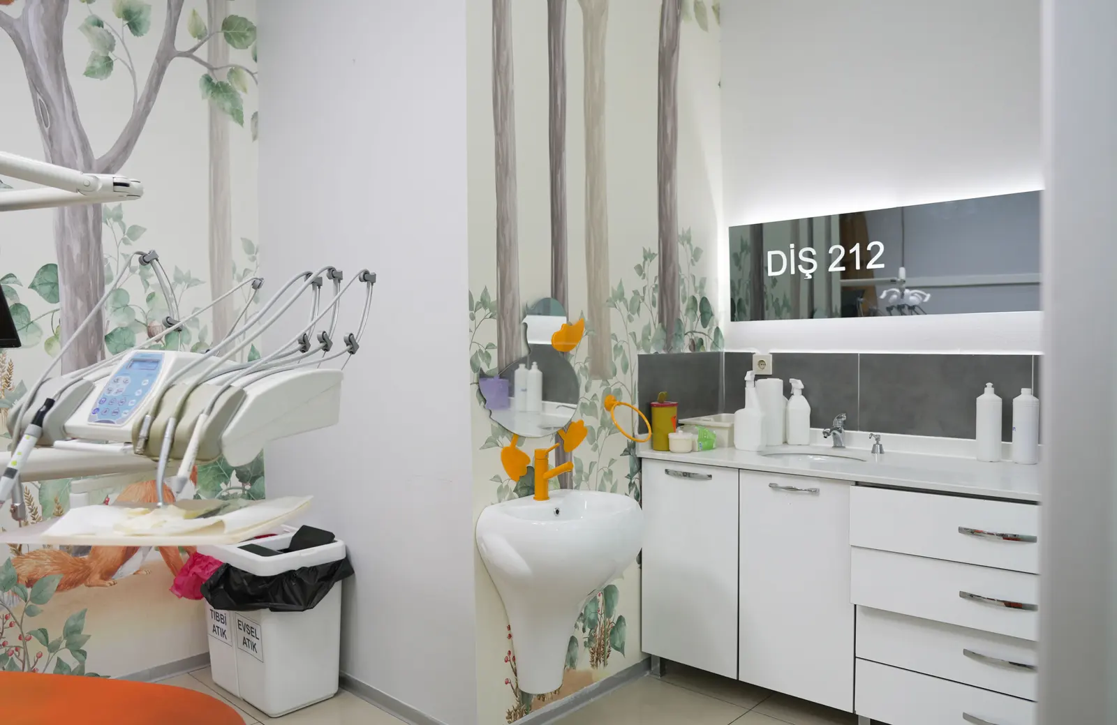 Clinic-provided photograph of 212 Dental Clinic