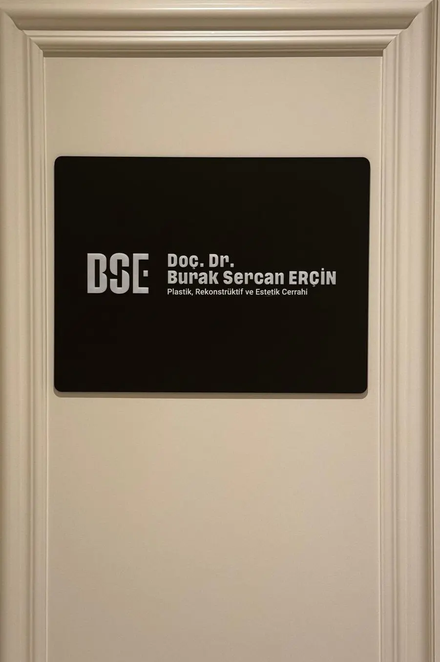 Von der Klinik bereitgestelltes Foto von Dr. Burak Sercan Erçin