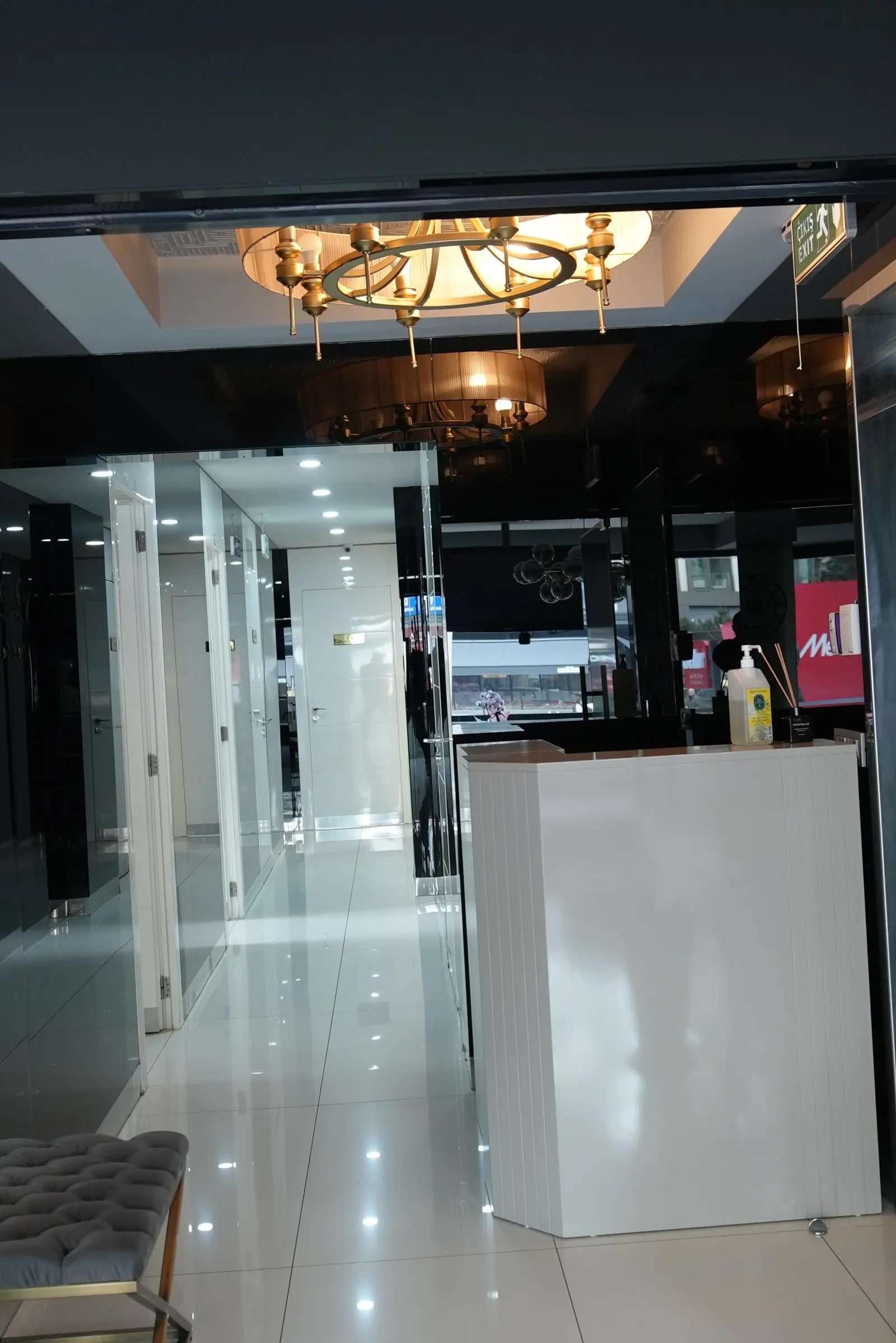 Clinic-provided photograph of Dr Akın İnalöz