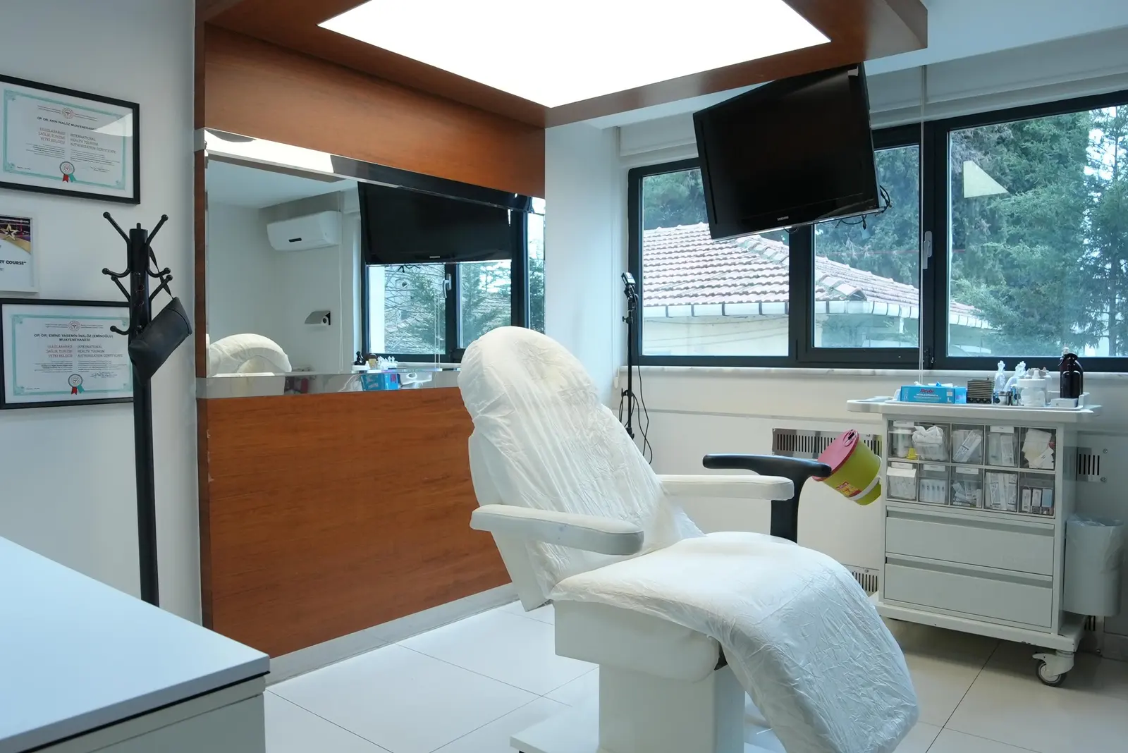 Clinic-provided photograph of Dr Akın İnalöz
