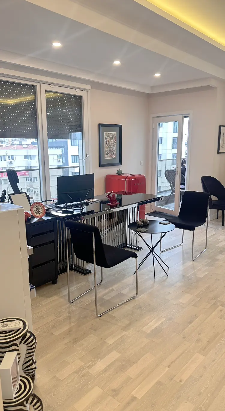 Clinic-provided photograph of Dr Özgür Esen Çetiner