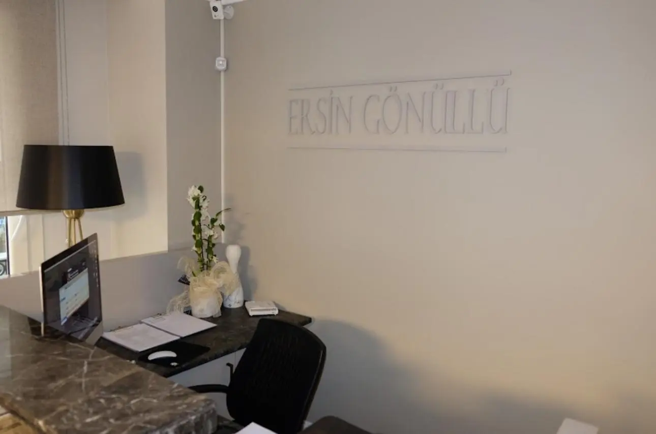 Clinic-provided photograph of Dr Mehmet Ersin Gönüllü