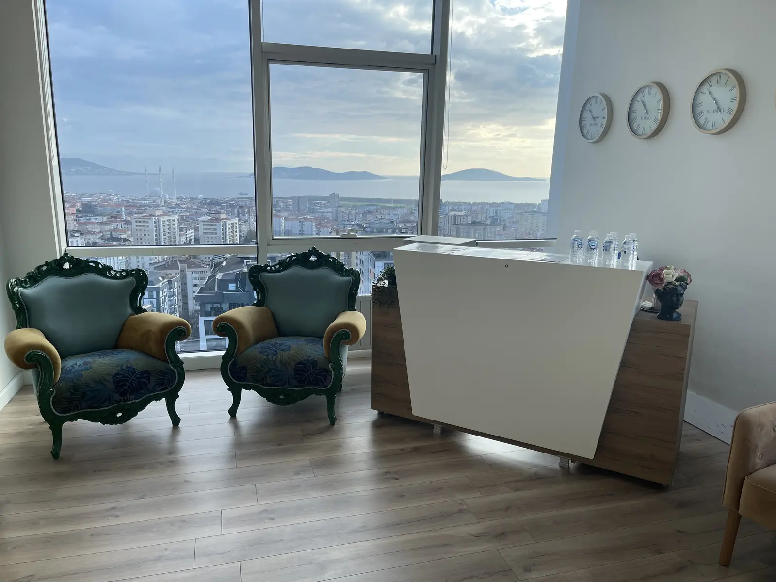 Clinic-provided photograph of Dr Abdurrahman Onur Tüylü