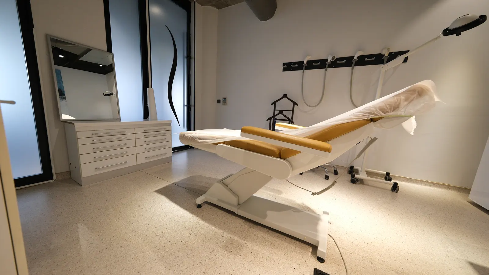 Clinic-provided photograph of Dr Hüseyin Güner