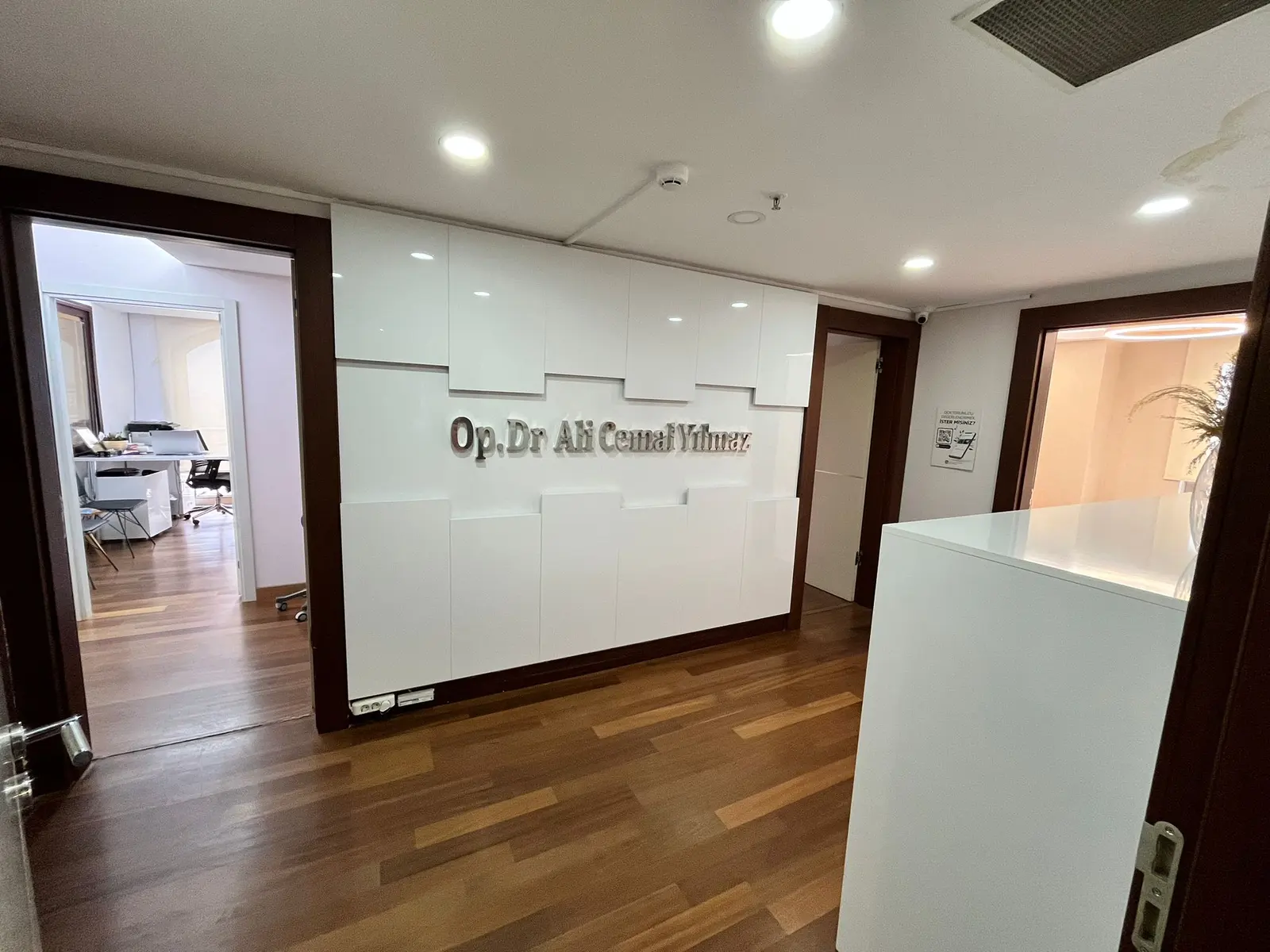 Von der Klinik bereitgestelltes Foto von Dr. Ali Cemal Yılmaz