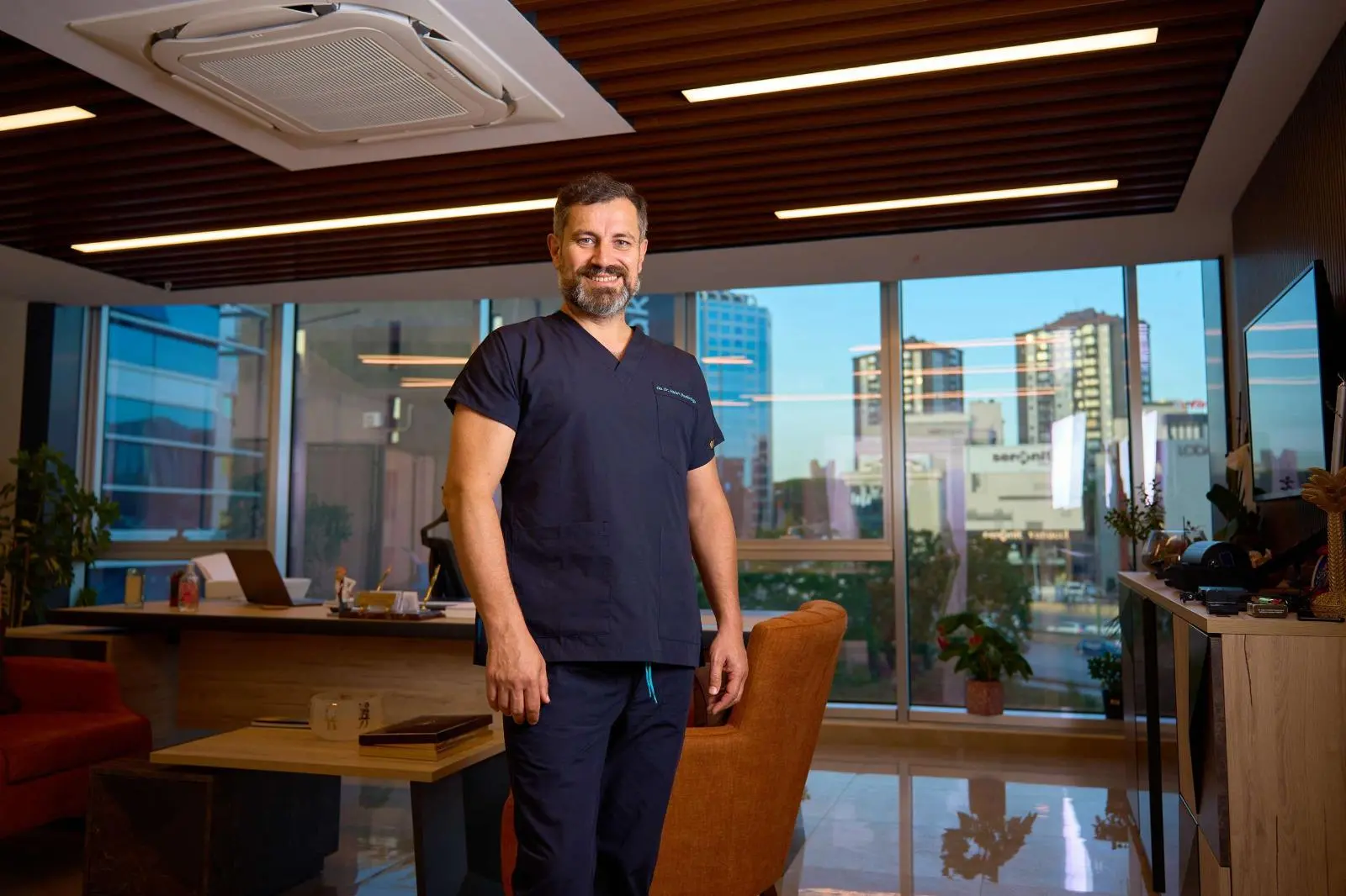 Clinic-provided photograph of Dr Hakan Bozkurtoğlu
