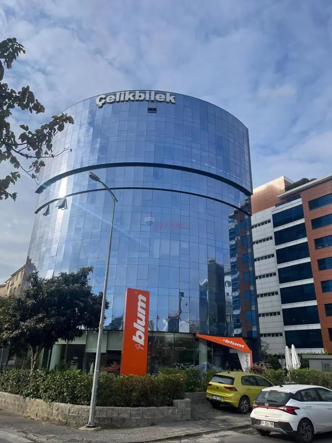 Clinic-provided photograph of Dr Hakan Bozkurtoğlu