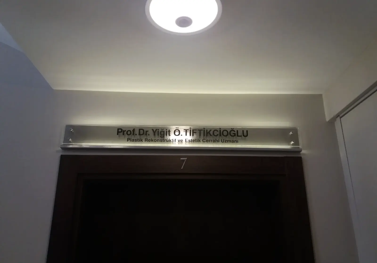 Clinic-provided photograph of Prof. Dr Yiğit Özer Tiftikcioğlu