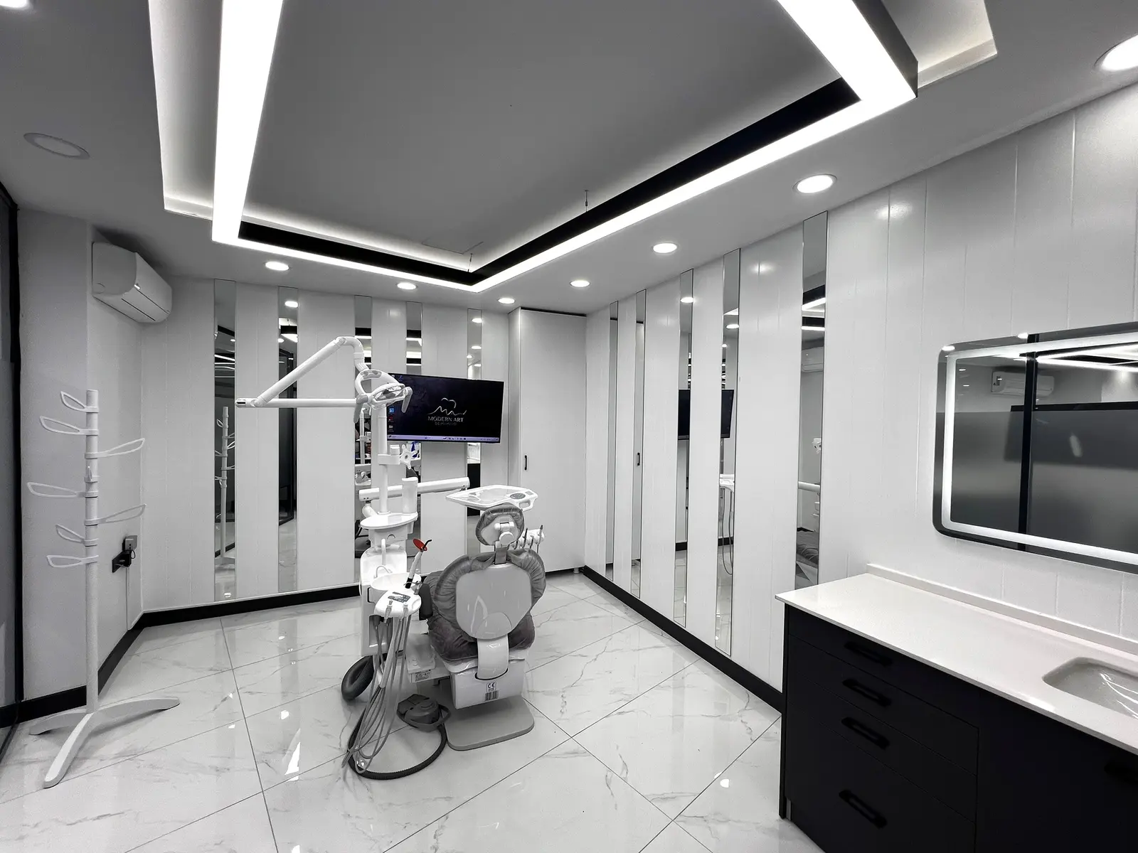 Clinic-provided photograph of Modern Art Dental Clinic