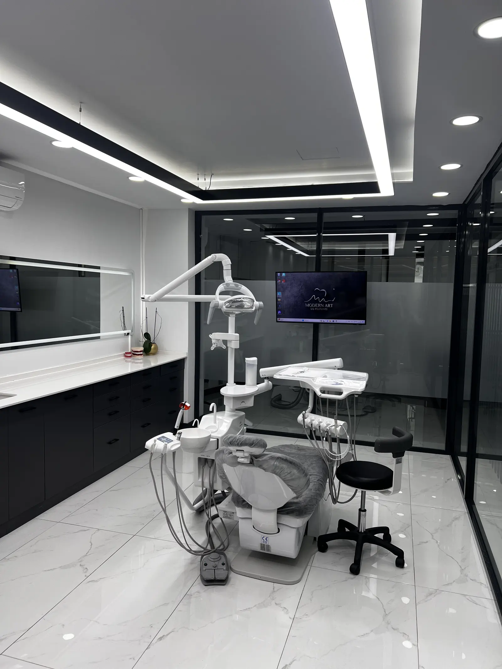 Clinic-provided photograph of Modern Art Dental Clinic