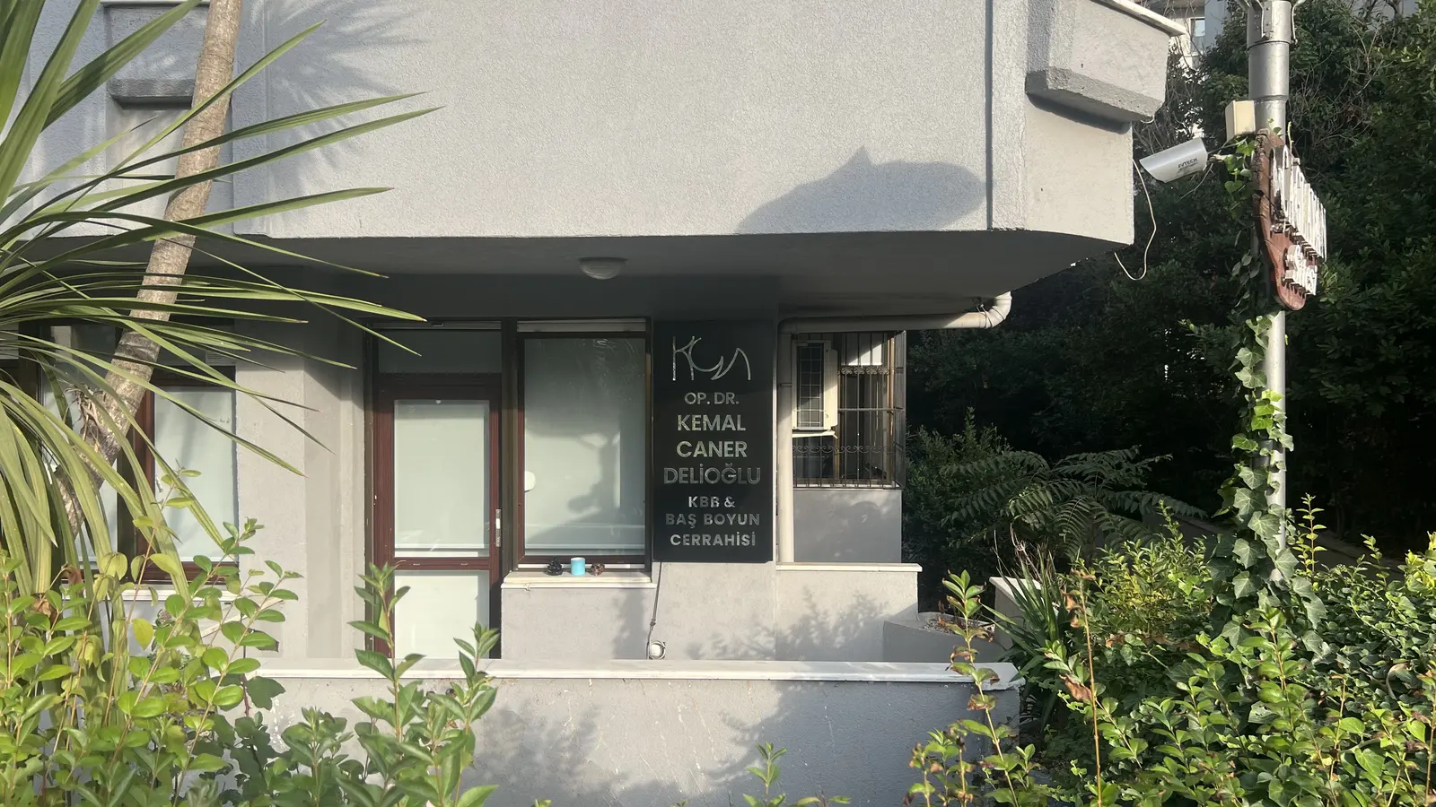 Clinic-provided photograph of Dr Kemal Caner Delioğlu
