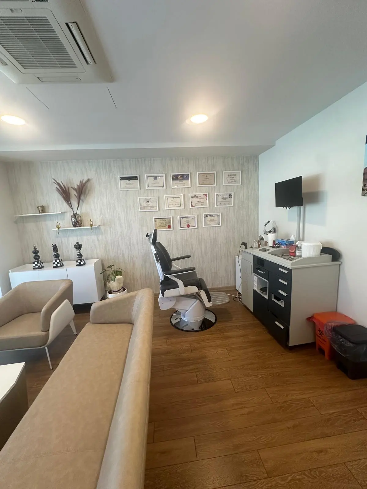 Clinic-provided photograph of Dr Ahmet Sarı