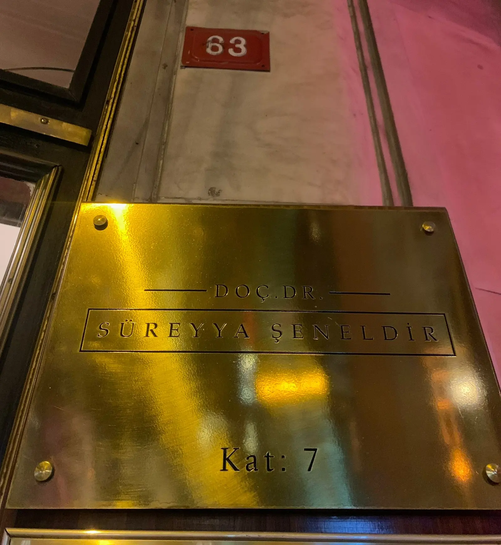 Von der Klinik bereitgestelltes Foto von Dr. Süreyya Şeneldir