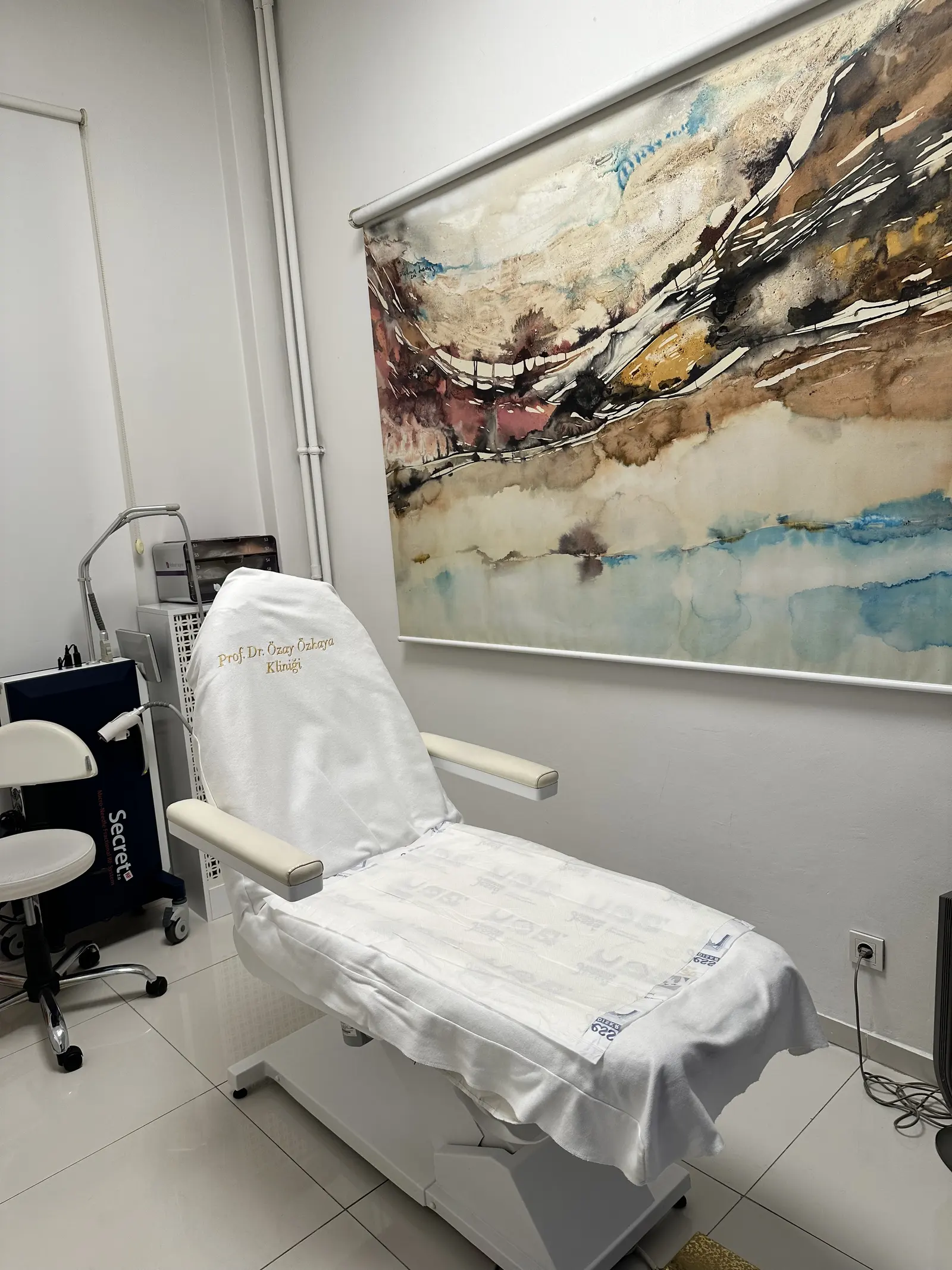 Clinic-provided photograph of Prof. Dr Özay Özkaya