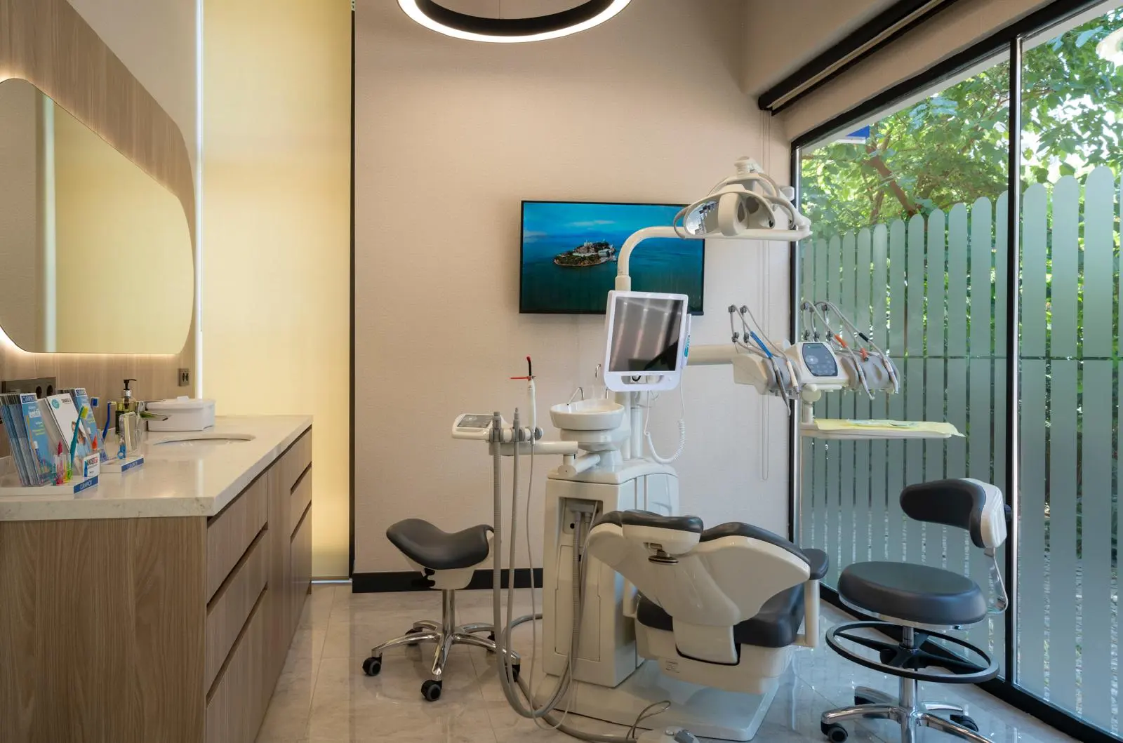 Clinic-provided photograph of 216 Dental Clinic