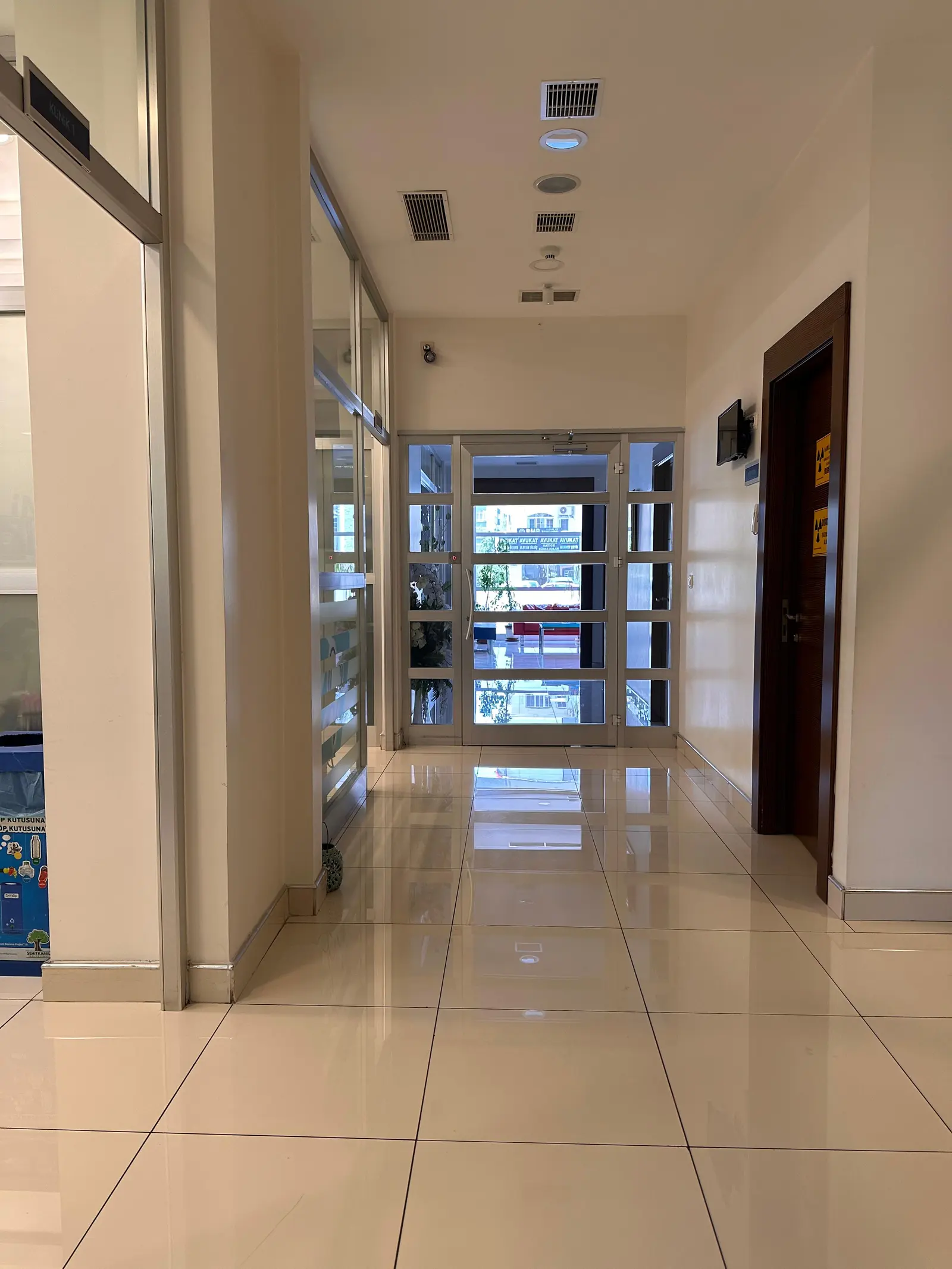 Clinic-provided photograph of 27 Dental Clinic