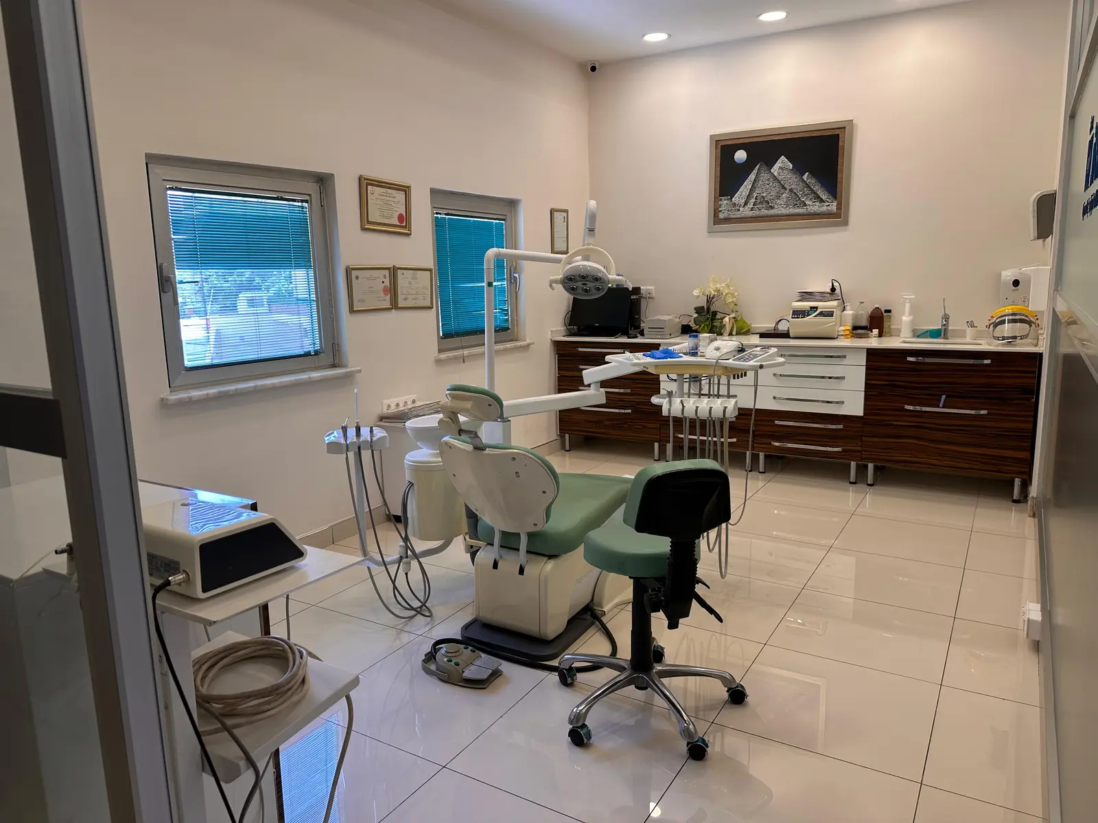 Clinic-provided photograph of 27 Dental Clinic