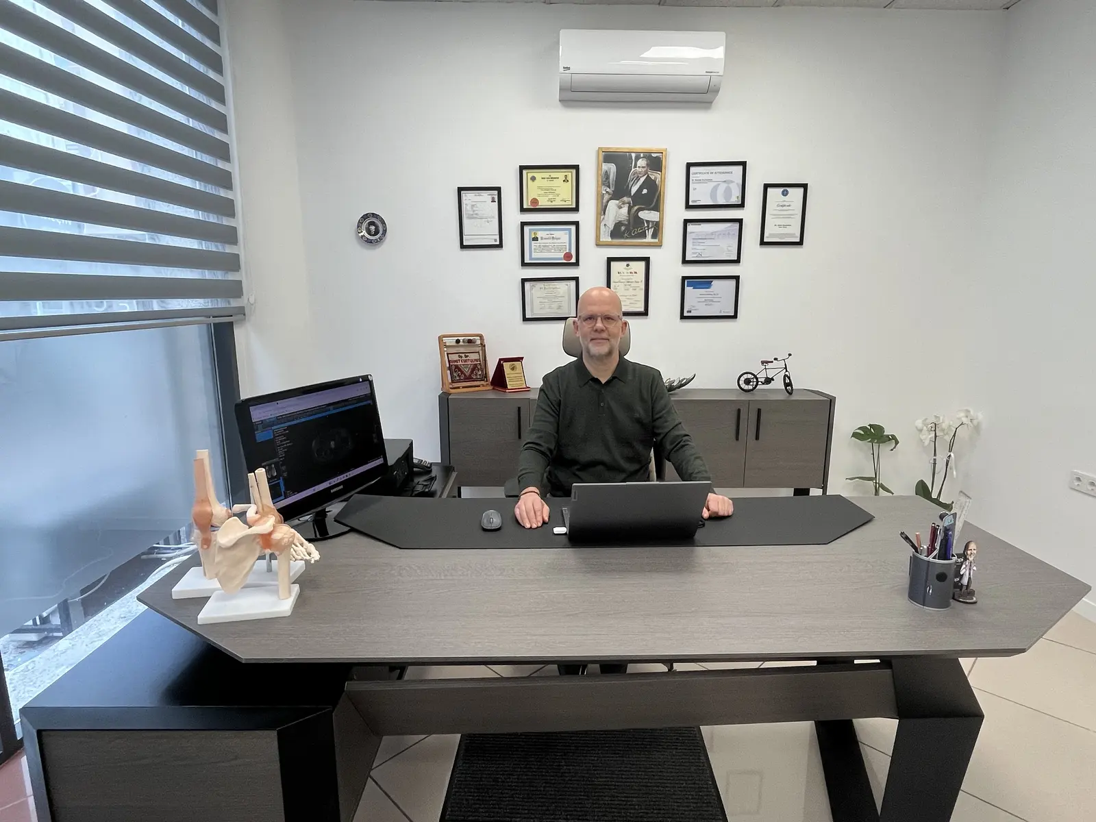 Clinic-provided photograph of Dr Ahmet Kurtulmuş