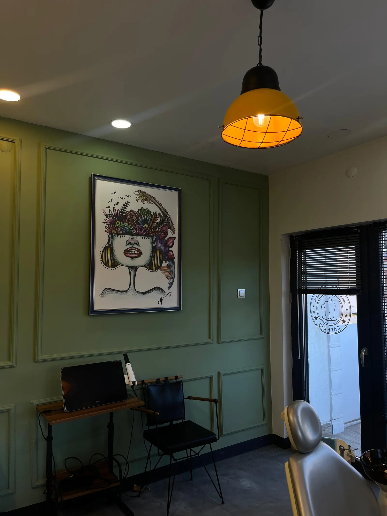 Clinic-provided photograph of Cafe Dental Clinic