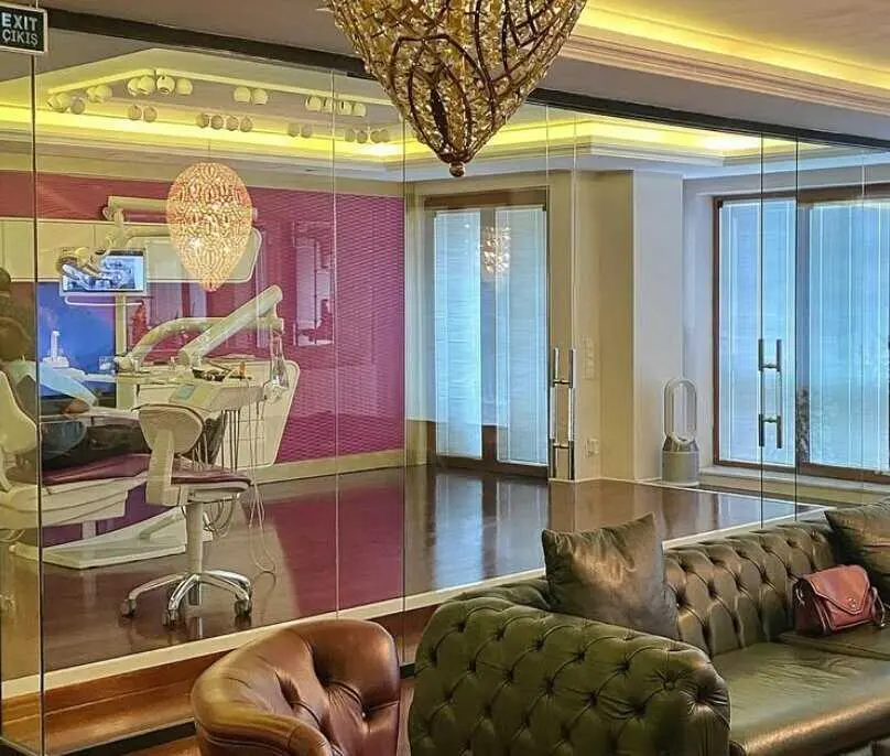 Von der Klinik bereitgestelltes Foto von Dr. Turhan Güldaş