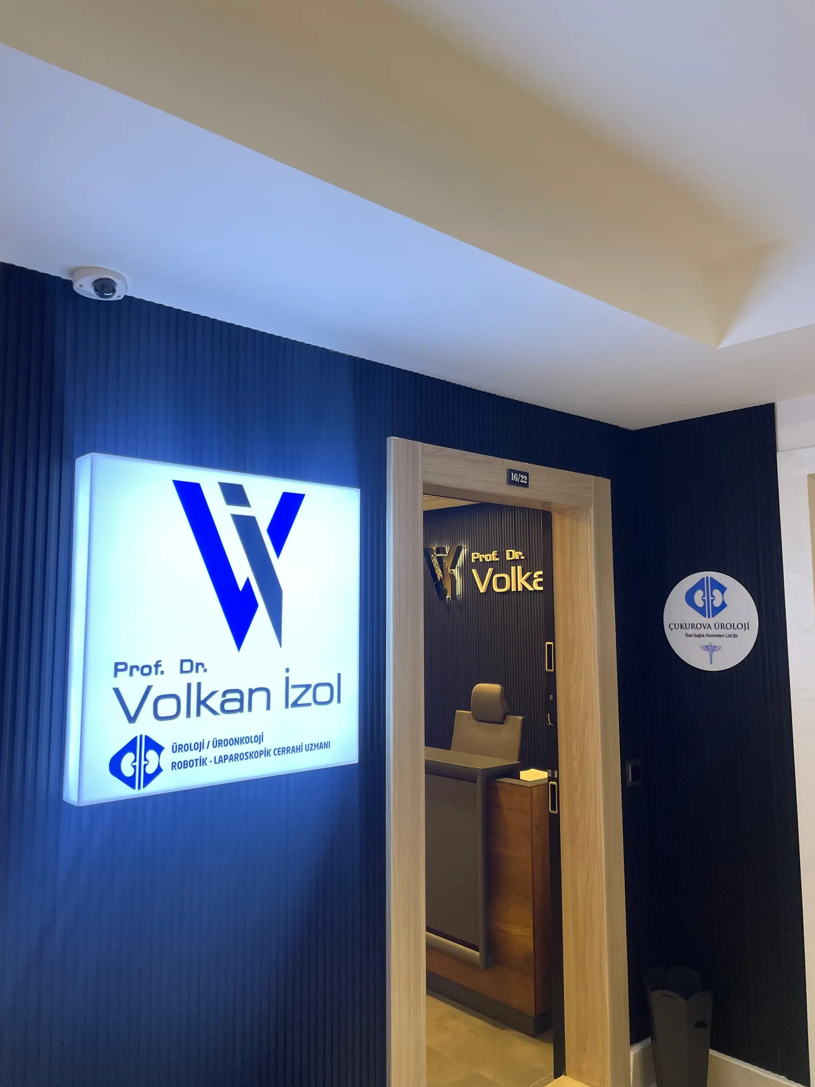 Clinic-provided photograph of Prof. Dr Volkan İzol