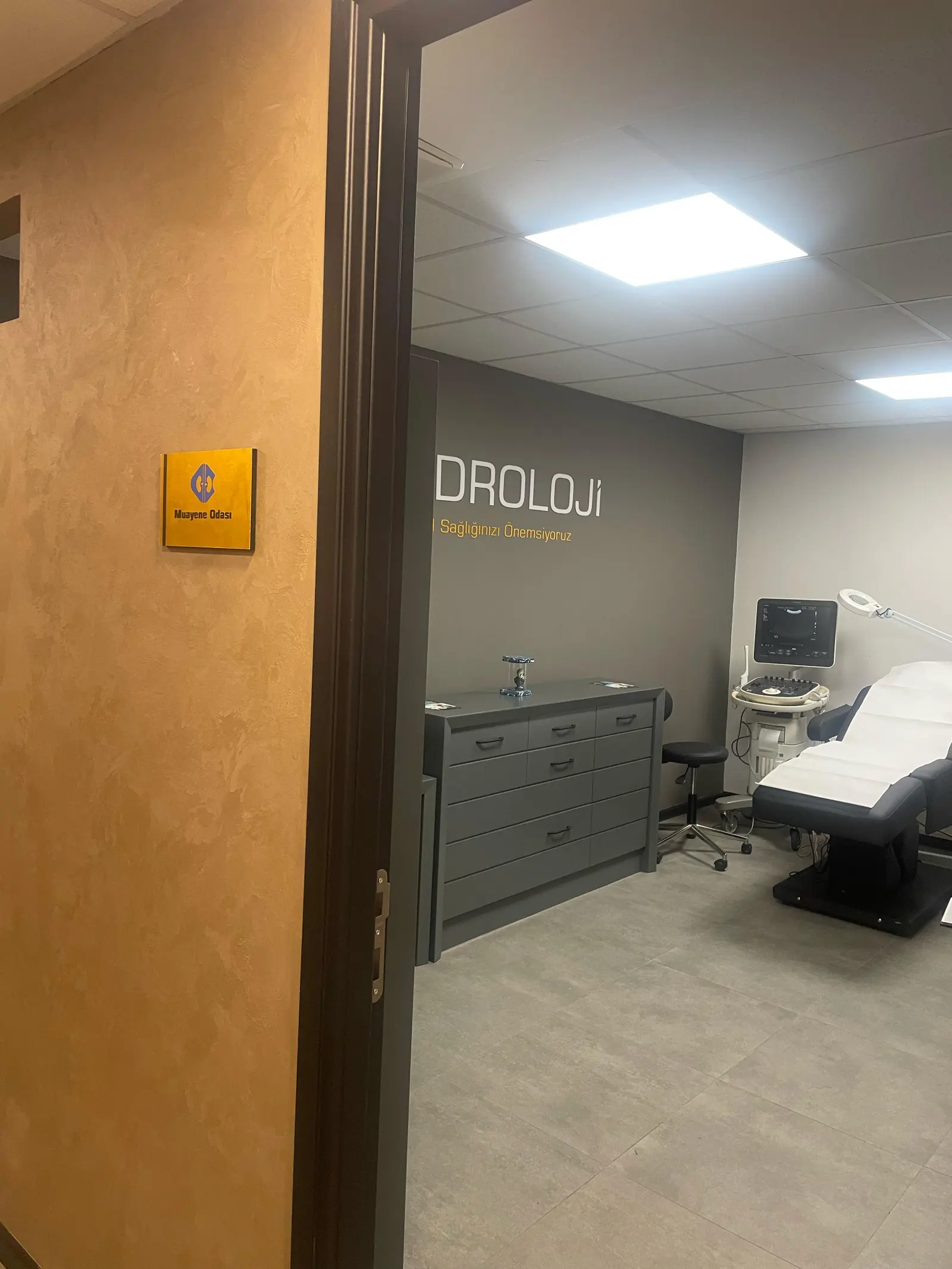 Clinic-provided photograph of Prof. Dr Volkan İzol