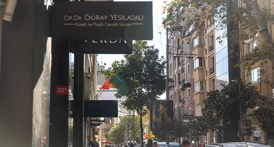 Von der Klinik bereitgestelltes Foto von Dr. Kamil Güray Yeşiladalı