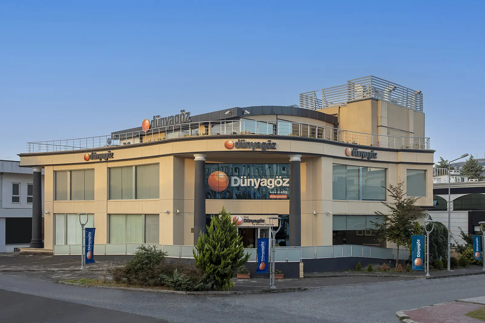 Clinic-provided photograph of Dünya Sakarya Eye Centre