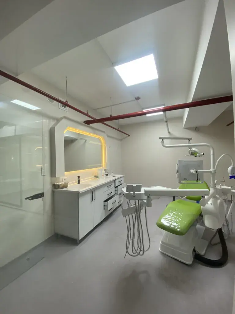 Von der Klinik bereitgestelltes Foto von Mehmet Eker 2 Zahnklinik