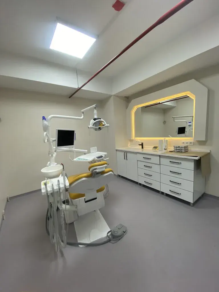 Von der Klinik bereitgestelltes Foto von Mehmet Eker 2 Zahnklinik