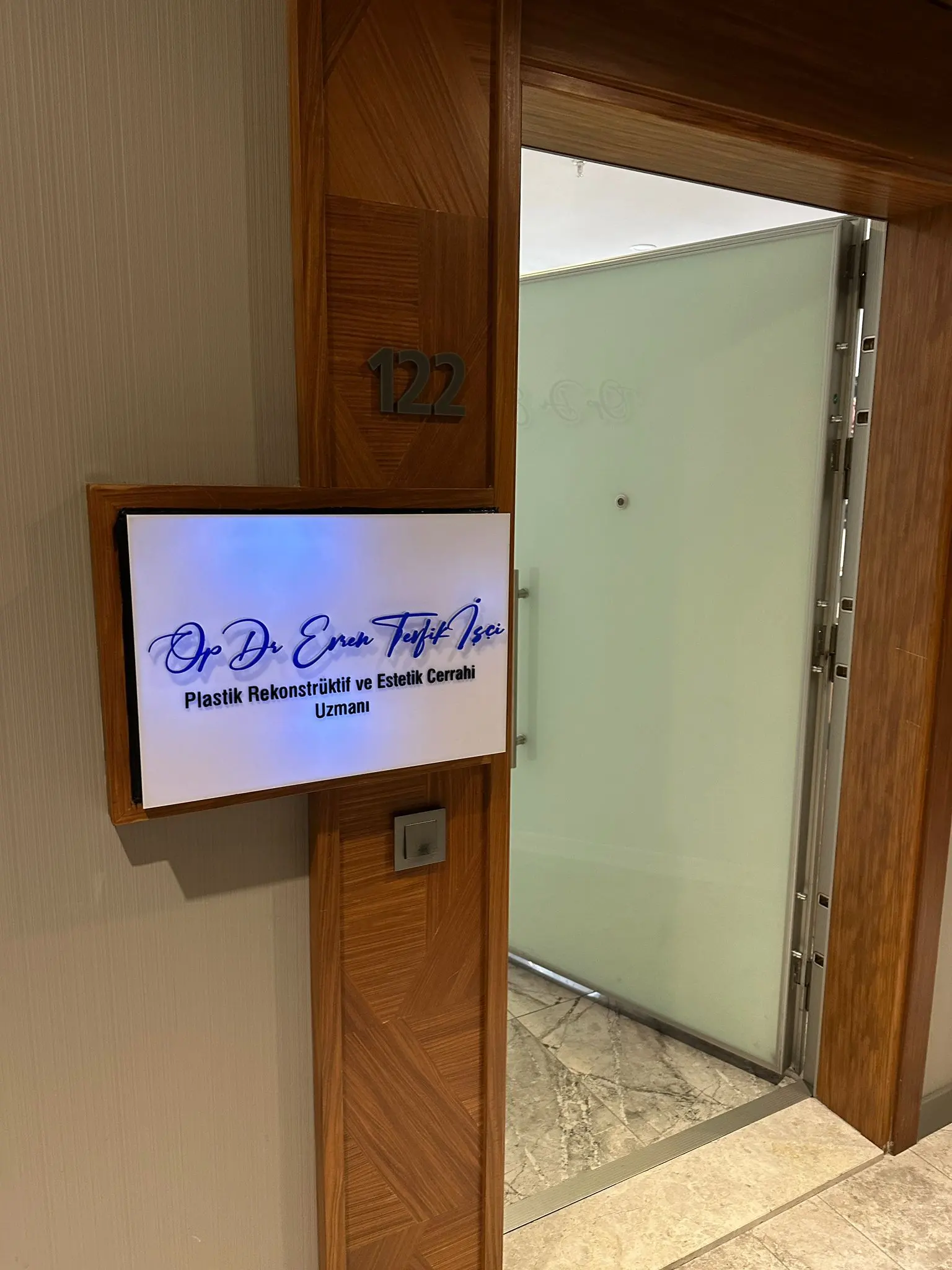 Von der Klinik bereitgestelltes Foto von Dr. Evren Tevfik İşçi
