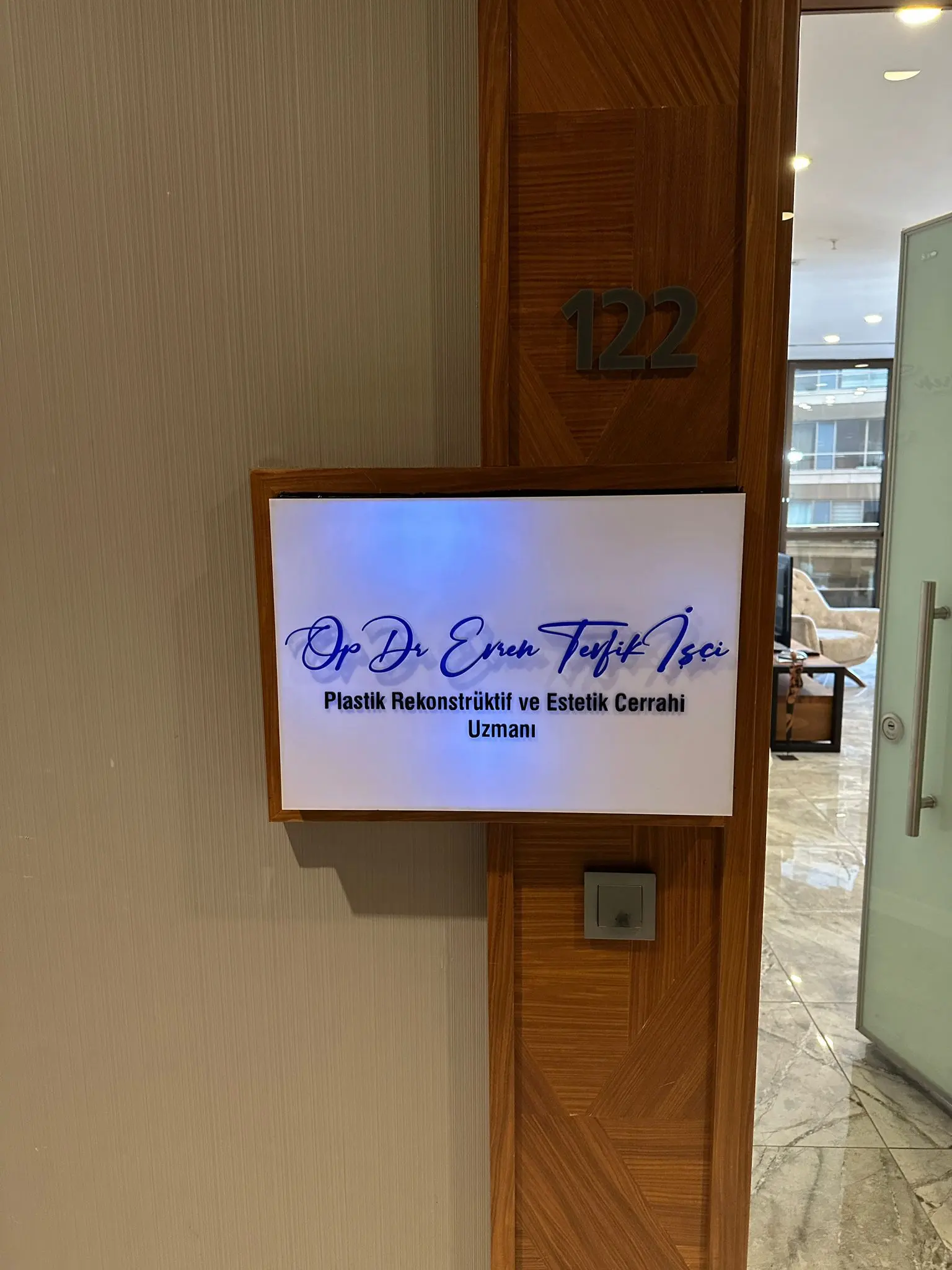 Von der Klinik bereitgestelltes Foto von Dr. Evren Tevfik İşçi
