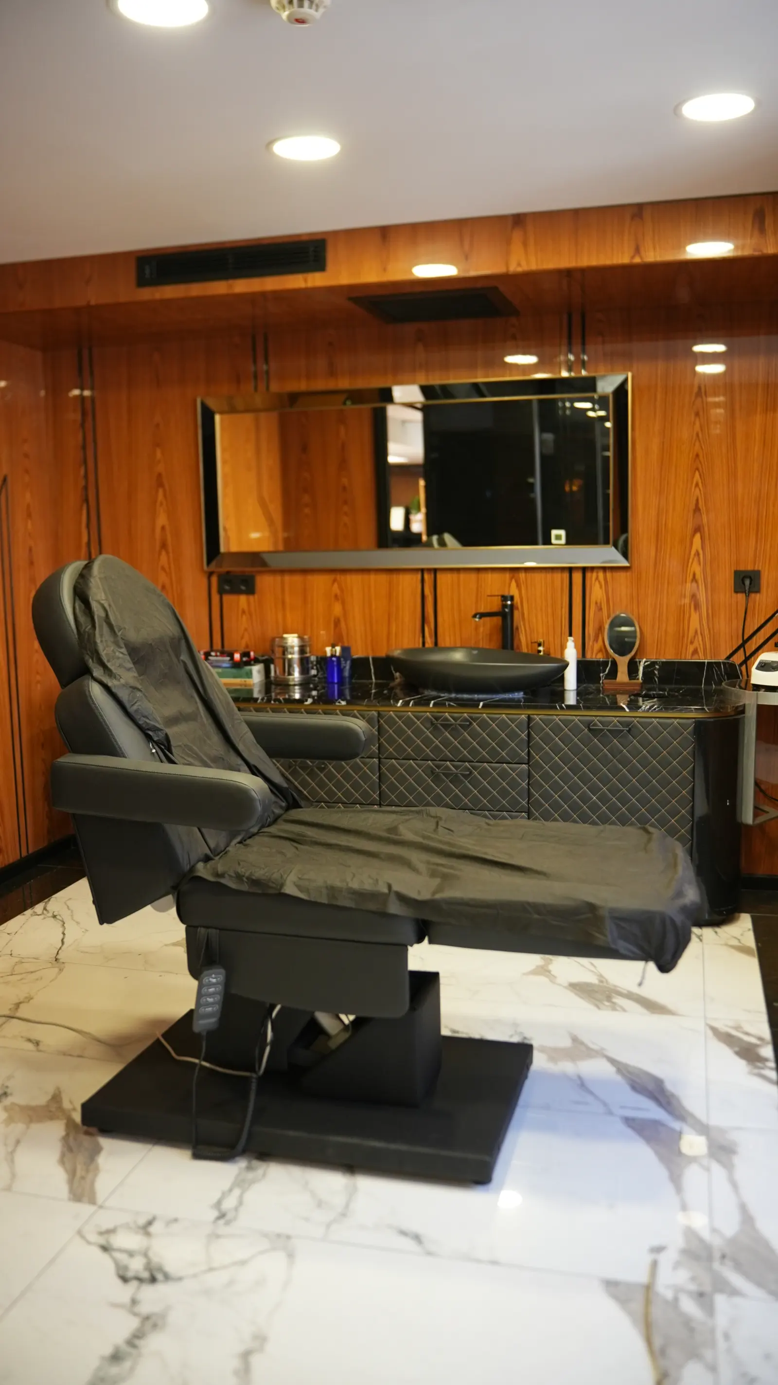 Clinic-provided photograph of Dr Güngör Kırmızıgül