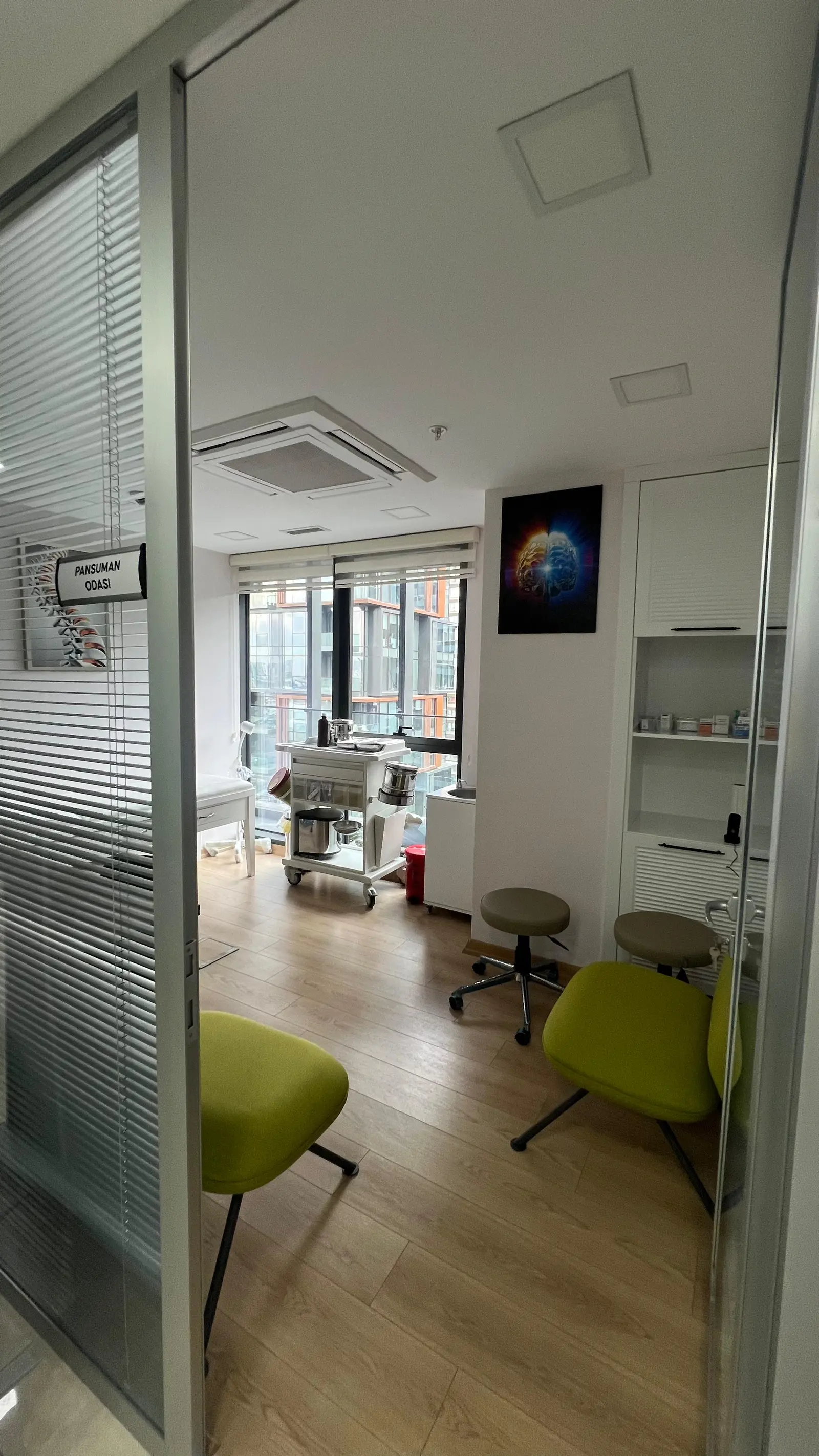 Clinic-provided photograph of Dr Selçuk Gözcü