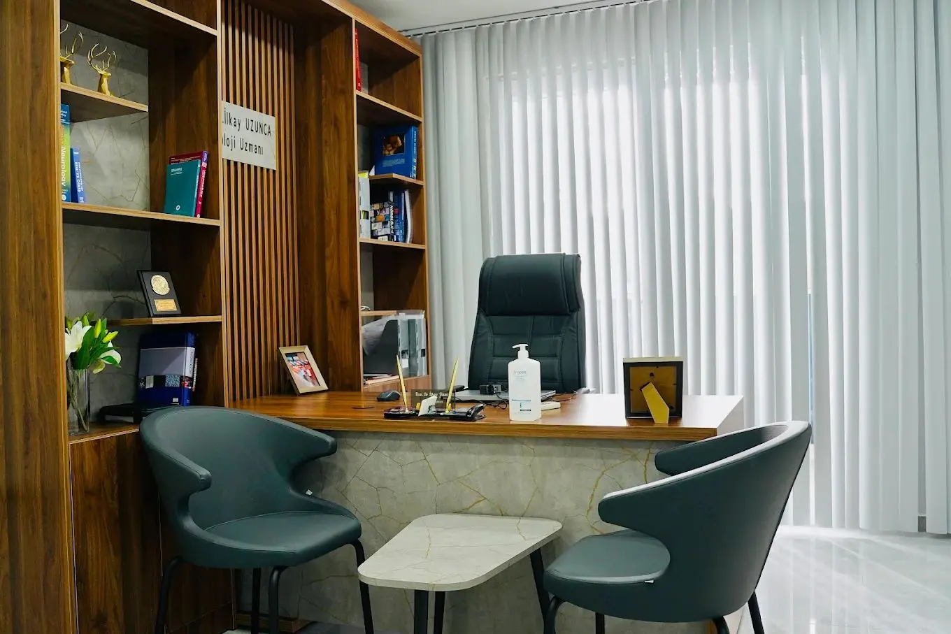Clinic-provided photograph of Dr İlkay Uzunca