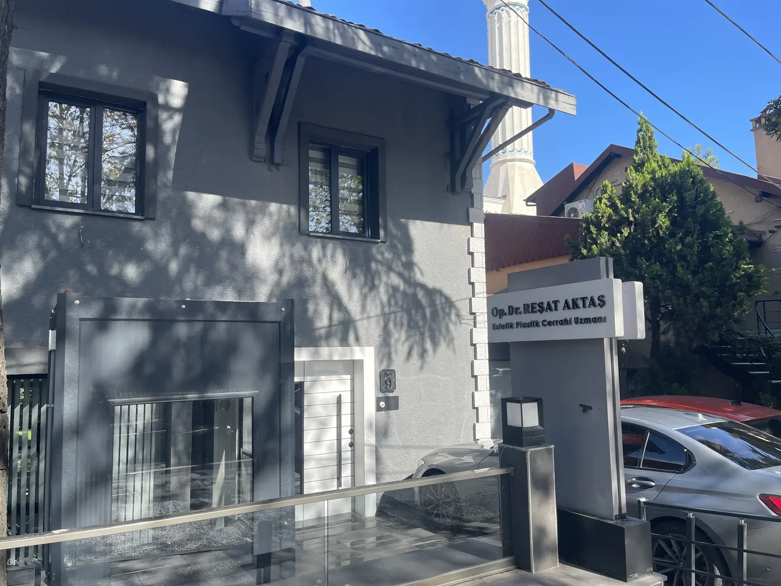 Clinic-provided photograph of Dr Reşat Altuğ Aktaş