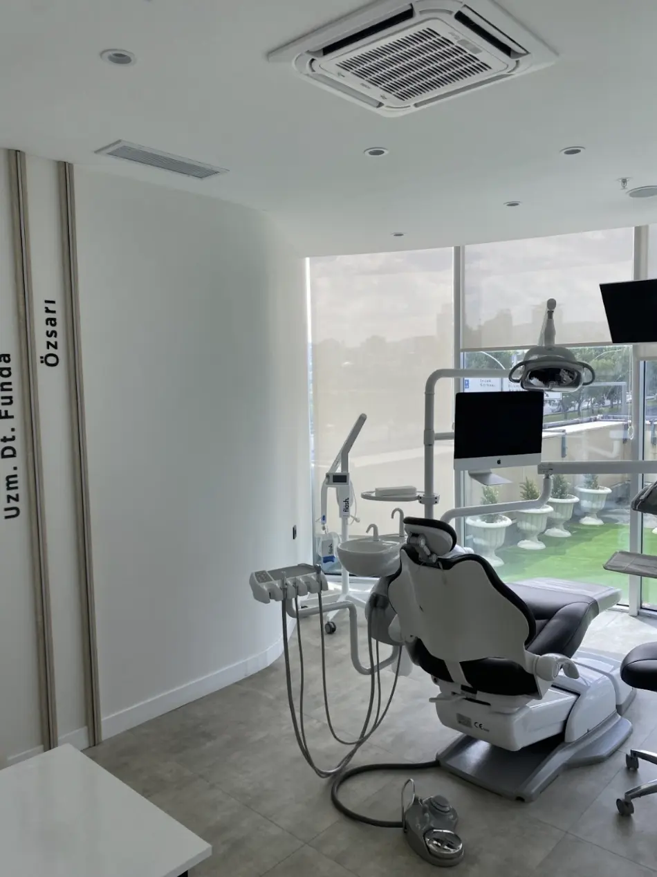 Von der Klinik bereitgestelltes Foto von Dent Efekt