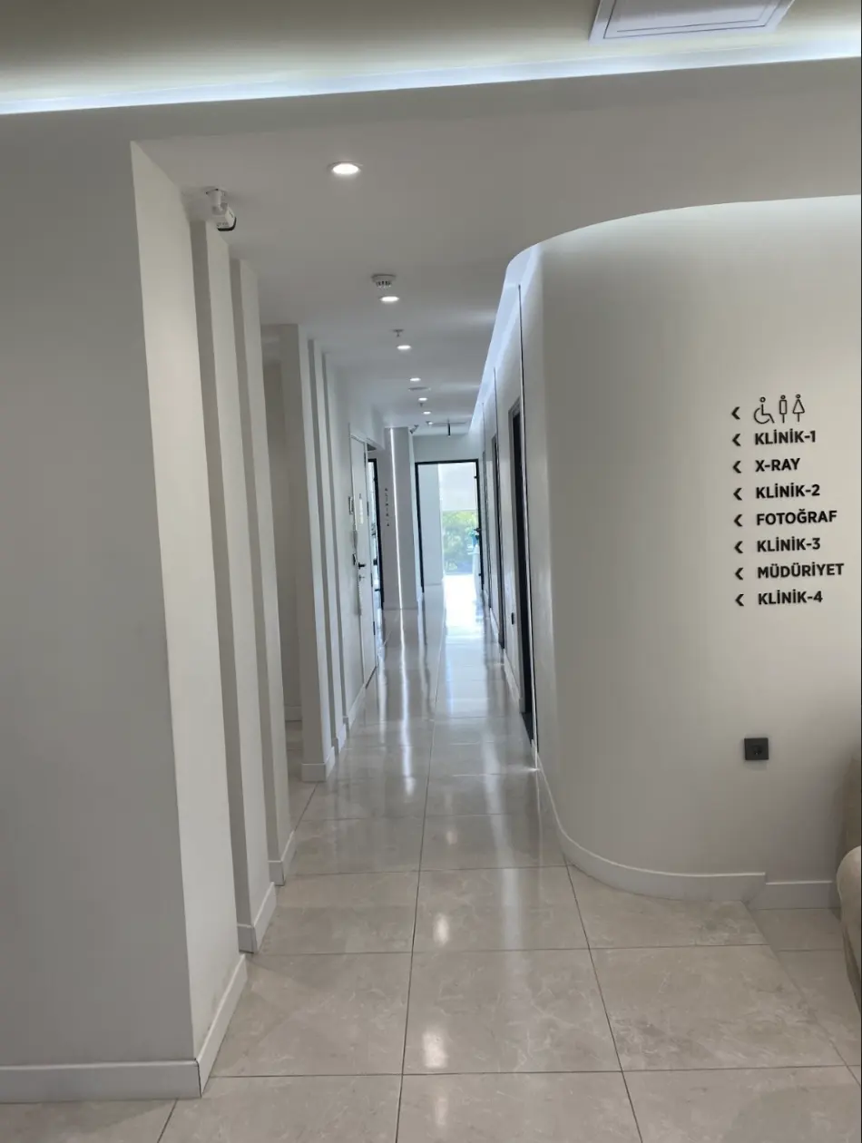 Von der Klinik bereitgestelltes Foto von Dent Efekt