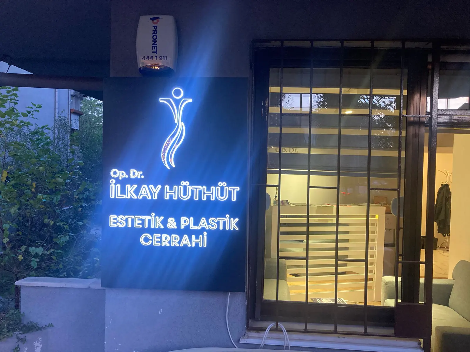 Clinic-provided photograph of Dr İlkay Hüthüt