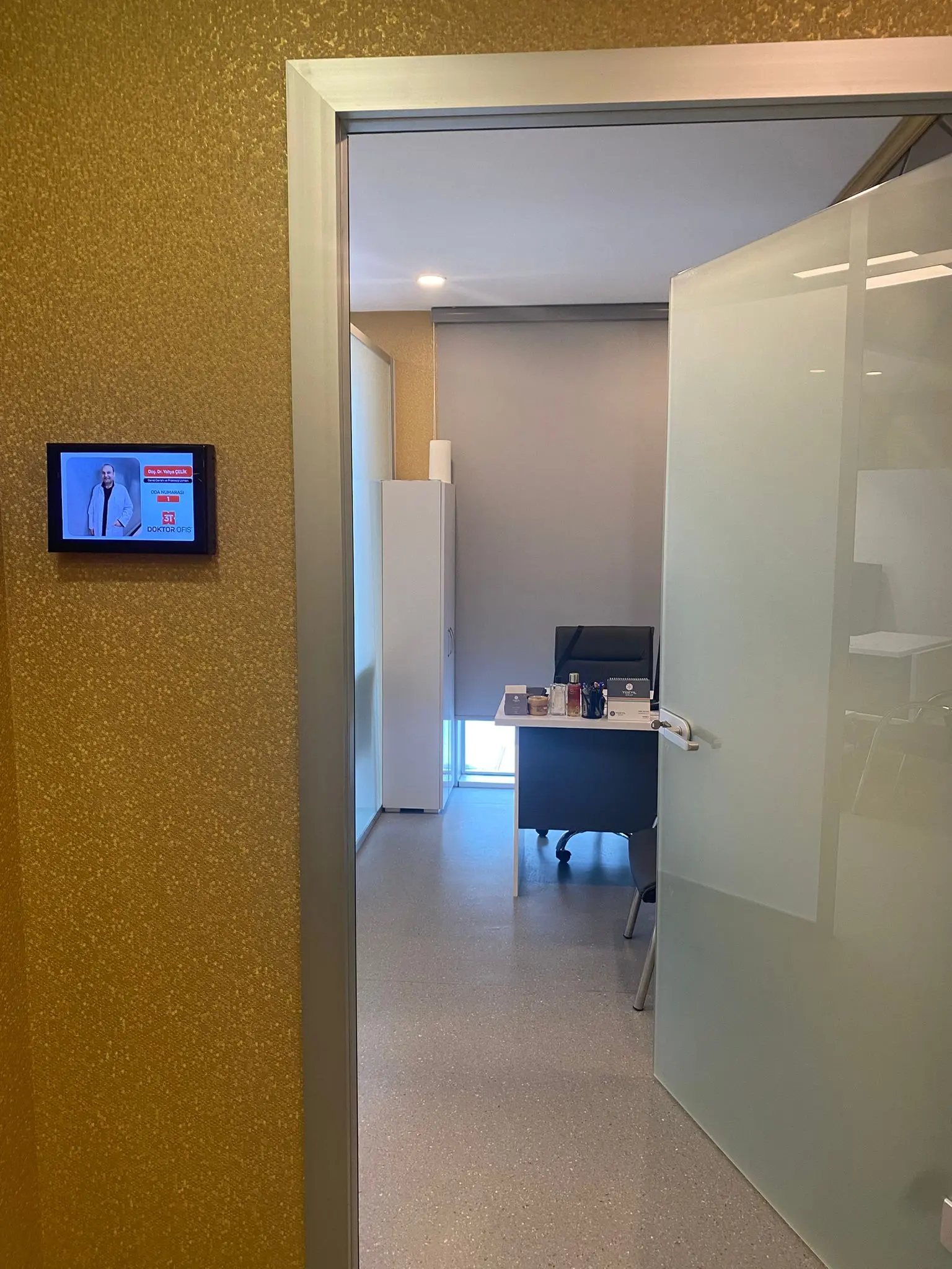 Clinic-provided photograph of Assoc. Prof. Dr Yahya Çelik