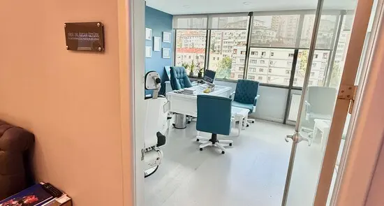 Clinic-provided photograph of Prof. Dr Özcan Öztürk