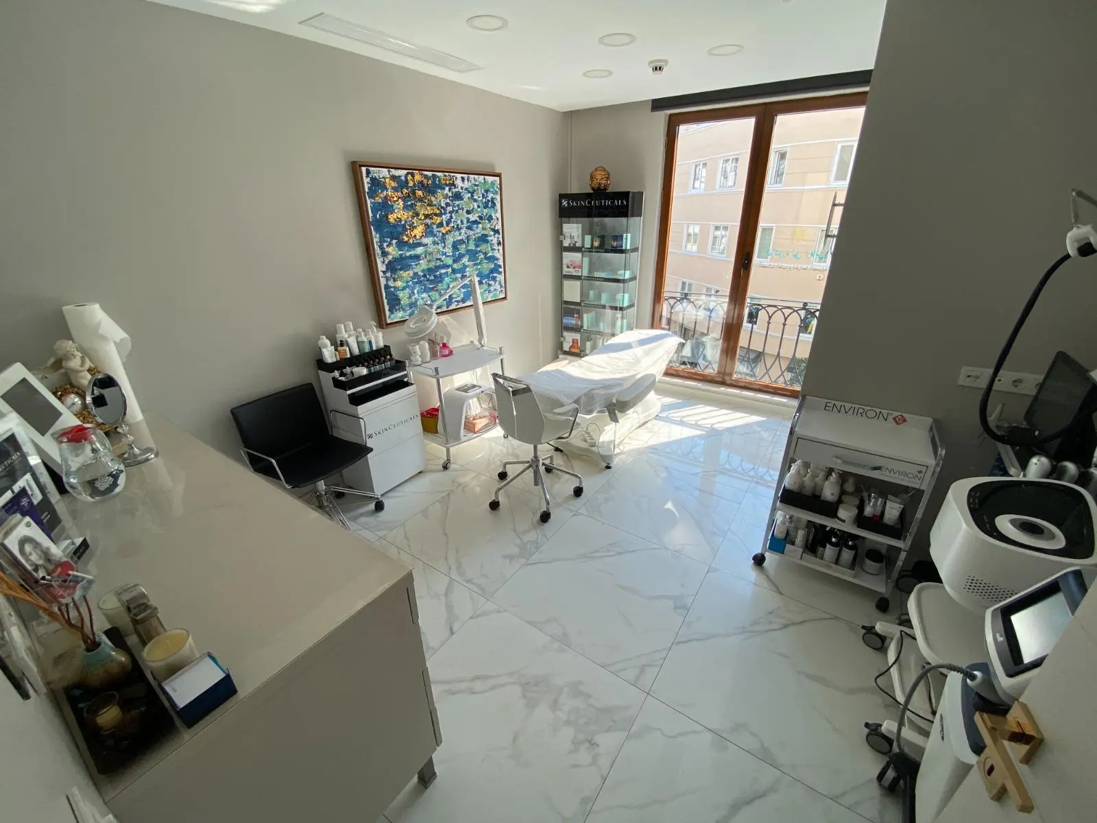 Clinic-provided photograph of Quartz Clinique