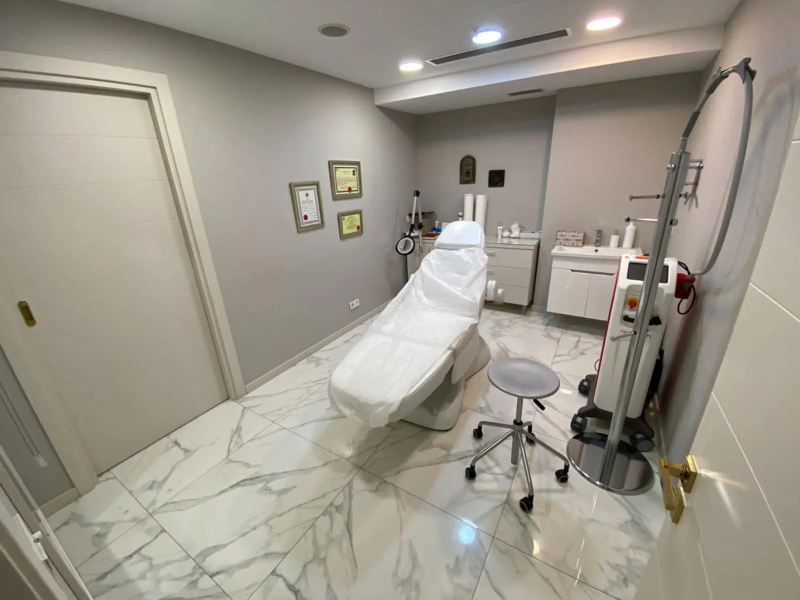 Clinic-provided photograph of Quartz Clinique