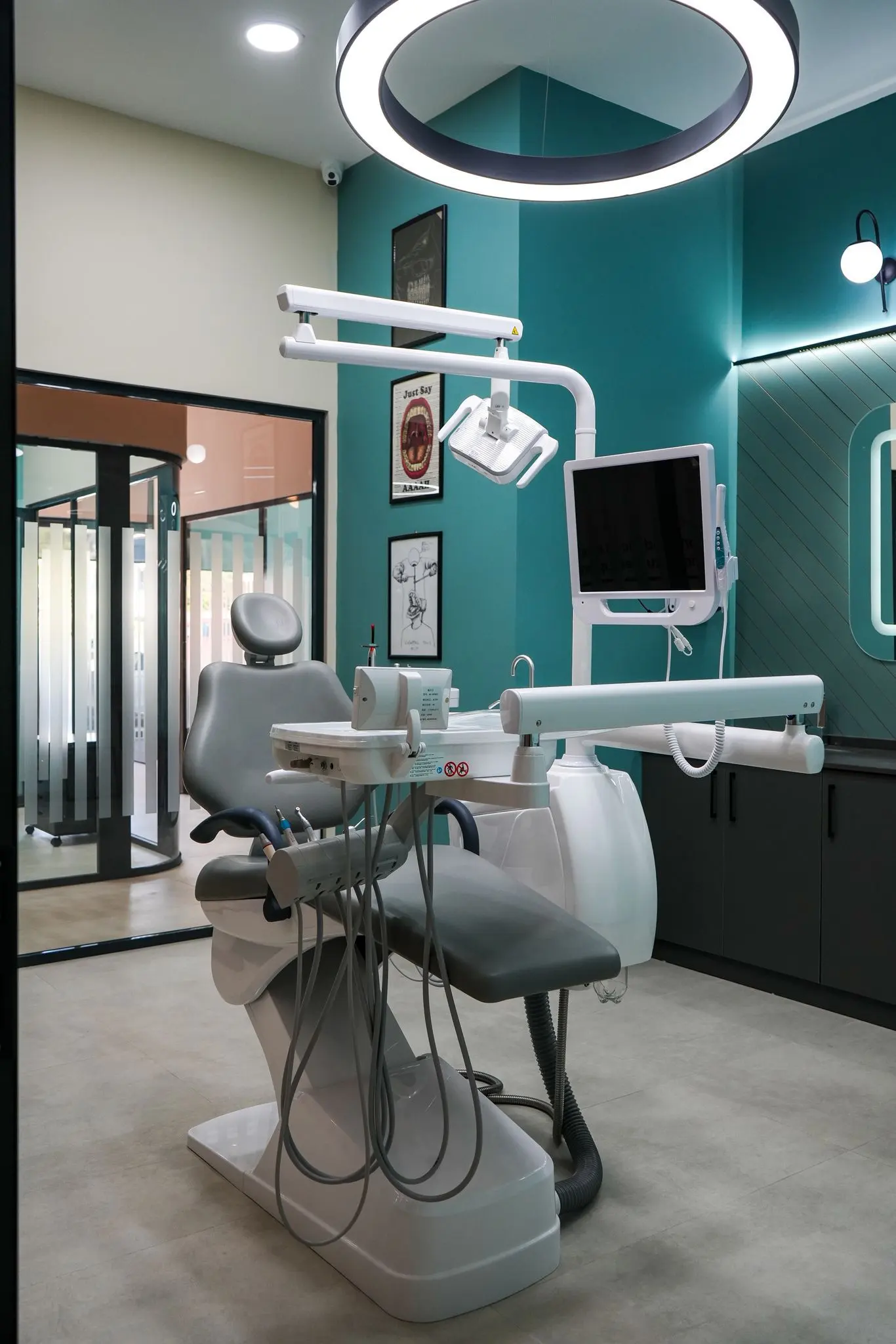 Clinic-provided photograph of Dent Simurg