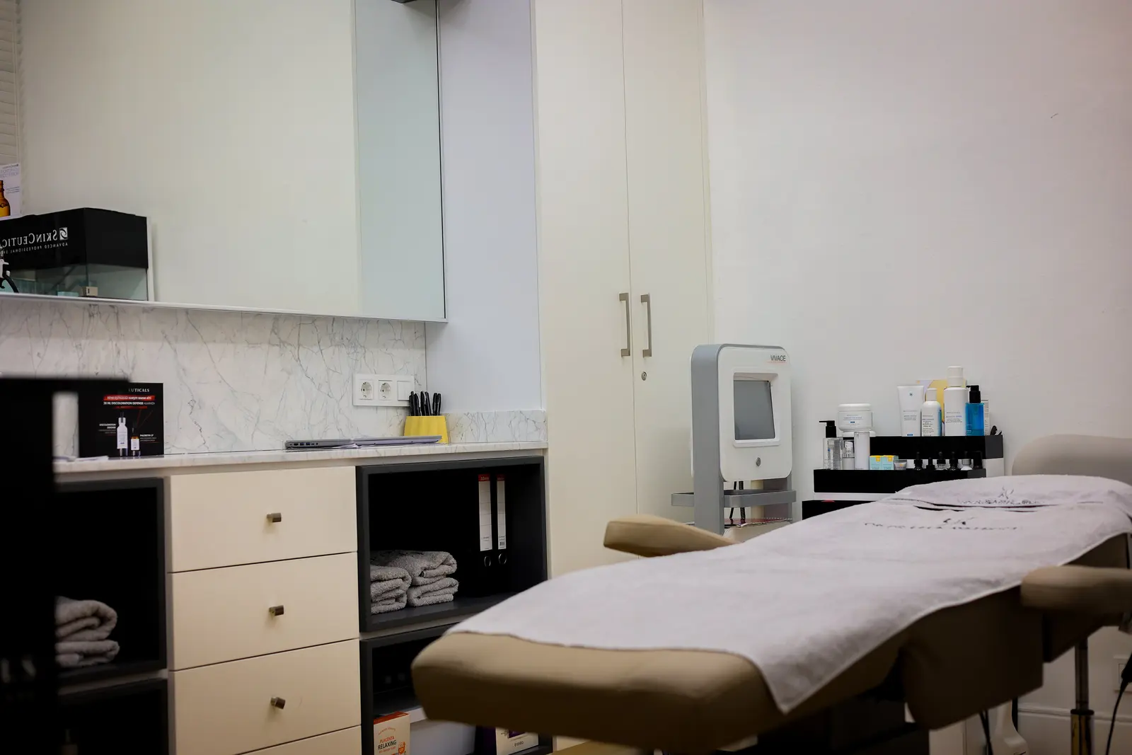 Clinic-provided photograph of Dr Ufuk Askeroğlu
