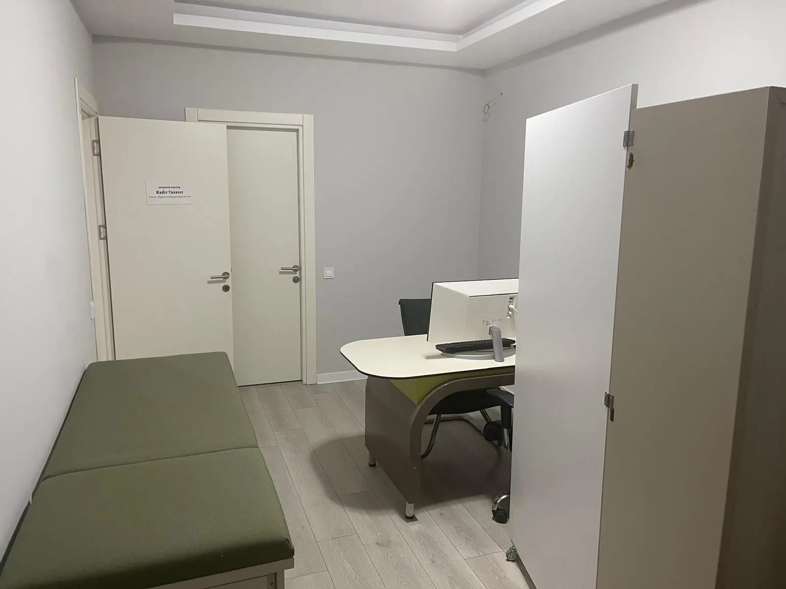 Clinic-provided photograph of Dr Kadir Tasasız