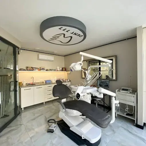 Clinic-provided photograph of Dent 777